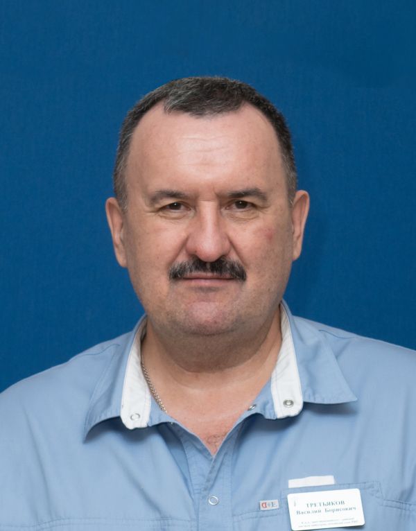 Василий Борисович Третьяков, травматолог-ортопед, главный врач клиники «Артра», кандидат медицинских наук, Почетный член российского артроскопического общества.
